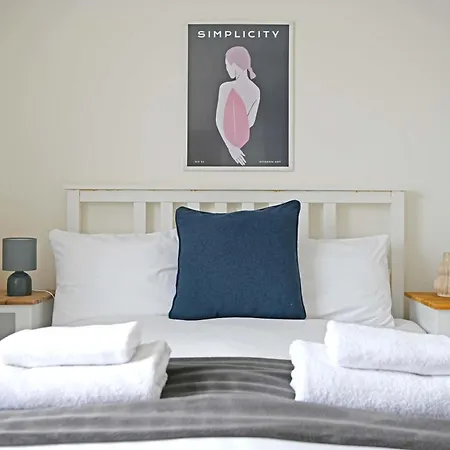The - Stylish Sleeps 6 With Parking